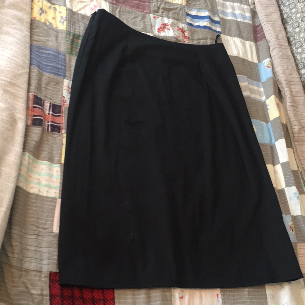 Banana Republic black pencil skirt. Size 6.